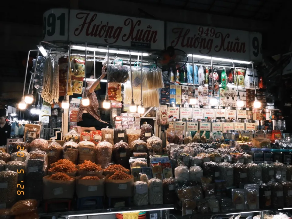Ly trà trái cây trên bàn gỗ